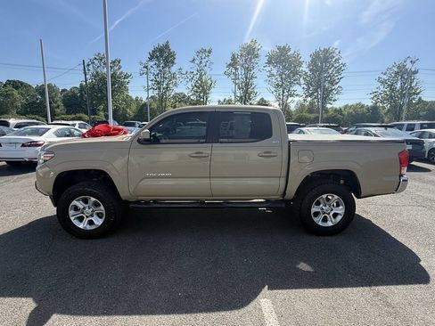 Used 2016 Toyota Tacoma SR5 w/ Towing Package image 2