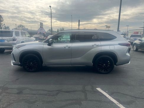 Used 2024 Toyota Highlander XSE image 4