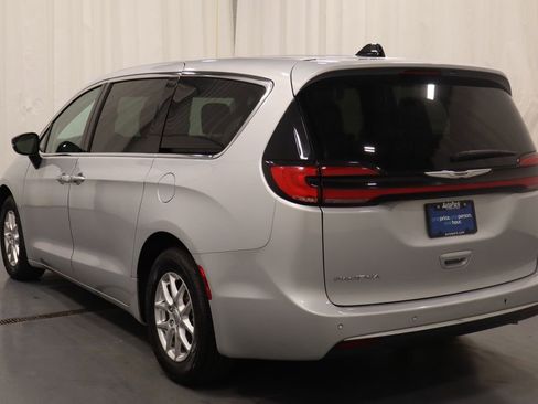 Used 2024 Chrysler Pacifica Touring-L FWD image 8