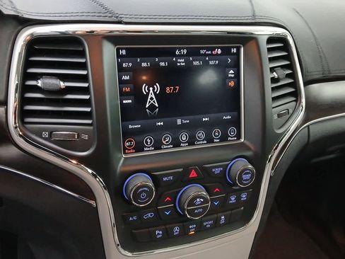 Used 2018 Jeep Grand Cherokee Limited image 10