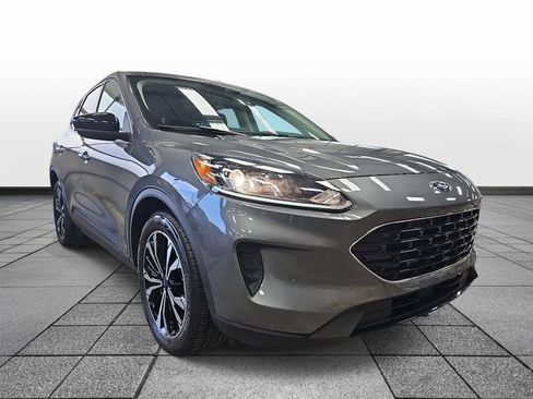 Used 2022 Ford Escape SE w/ SE Sport Appearance Package FWD image 3