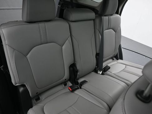 Used 2024 Honda Pilot Touring image 13