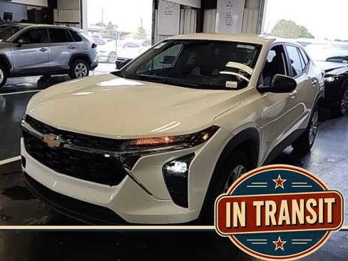 Used 2025 Chevrolet Trax LS FWD image 1