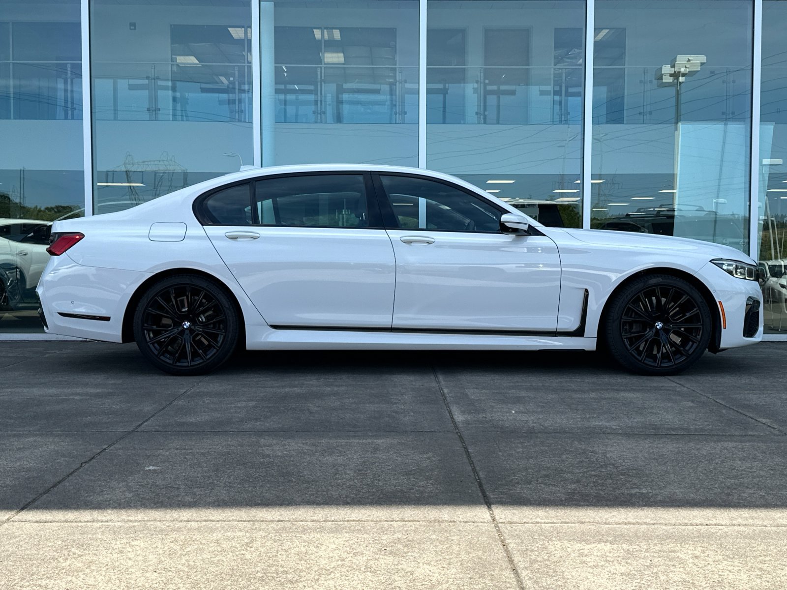 Used 2020 BMW 750i xDrive w/ M Sport Package AWD/4WD image 3