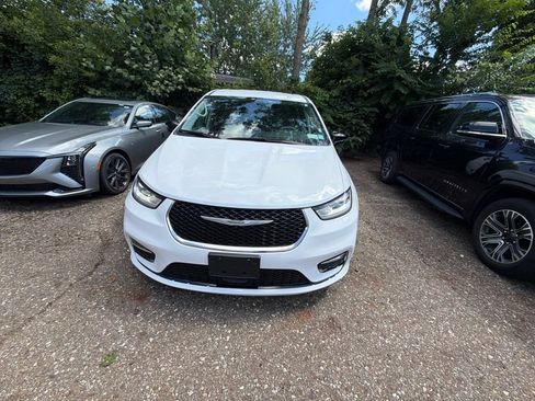 Used 2024 Chrysler Pacifica Limited FWD image 2