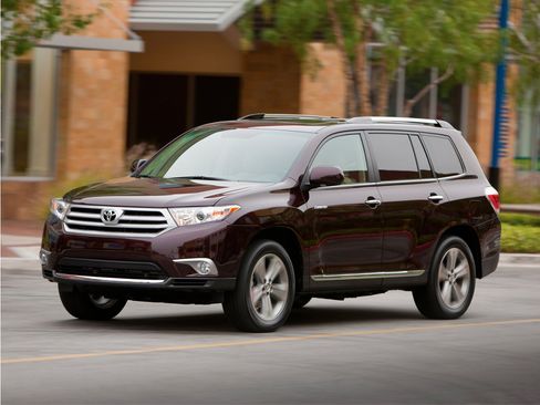 Used 2012 Toyota Highlander FWD w/ Tech Pkg image 2