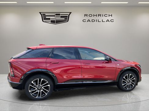 Certified 2025 Cadillac Optiq Sport 2 w/ LPO, Floor Liner Package AWD/4WD image 4