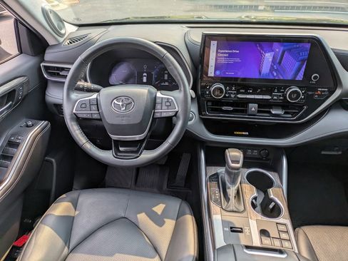 Used 2024 Toyota Highlander Limited AWD/4WD image 18