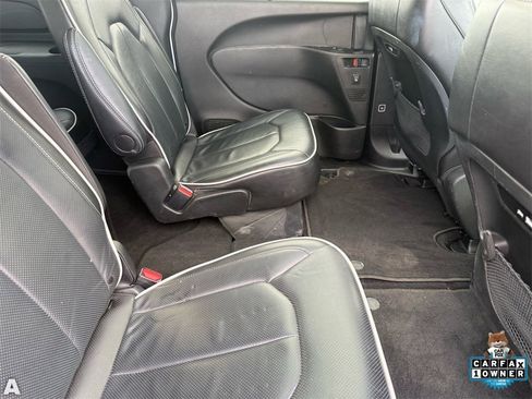 Certified 2025 Chrysler Pacifica Limited image 29