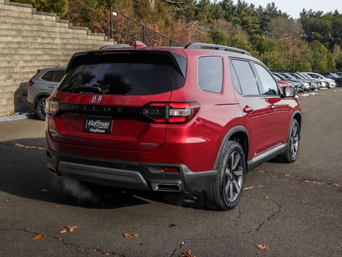Used 2025 Honda Pilot Touring image 4