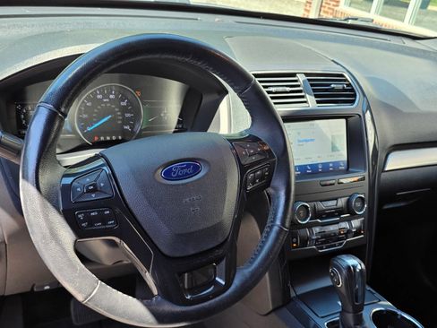 Used 2018 Ford Explorer XLT w/ Equipment Group 202A FWD image 11