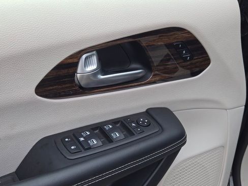 Used 2024 Chrysler Pacifica Limited FWD image 20