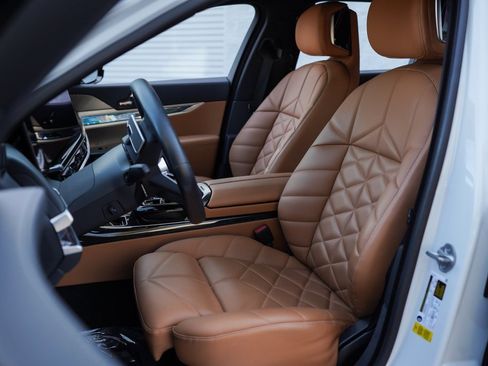 Used 2023 BMW 740i w/ Parking Assistance Package image 22