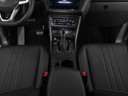 Certified 2022 Volkswagen Tiguan SE w/ Panoramic Sunroof Package FWD image 17