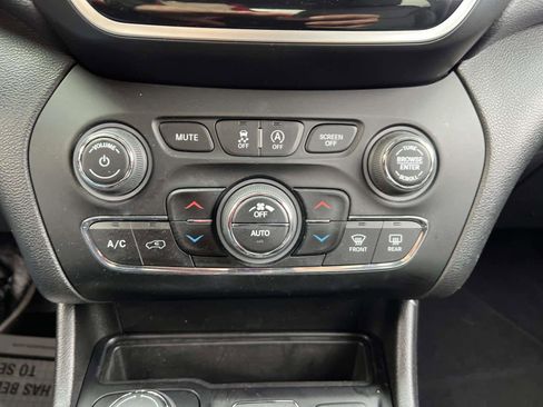 Used 2019 Jeep Cherokee Limited image 22