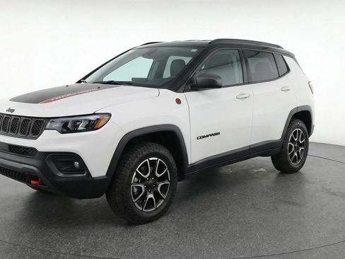 Used 2025 Jeep Compass Trailhawk AWD/4WD image 3