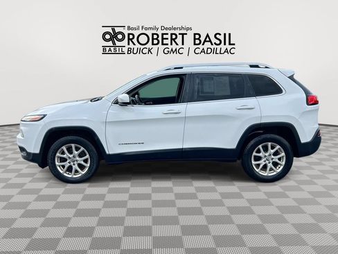 Used 2017 Jeep Cherokee Latitude w/ Cold Weather Group AWD/4WD image 5