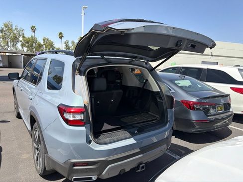 Used 2025 Honda Pilot Touring image 4