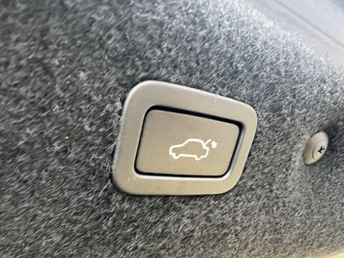 Used 2022 Jaguar XF SE image 34