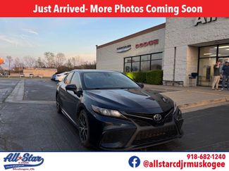 Used 2021 Toyota Camry SE video 1