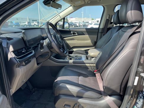 Used 2025 Kia Carnival FWD image 14