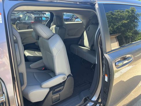 Used 2022 Toyota Sienna XLE FWD image 14