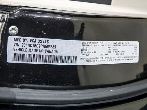 Used 2023 Chrysler Pacifica Touring-L FWD image 30