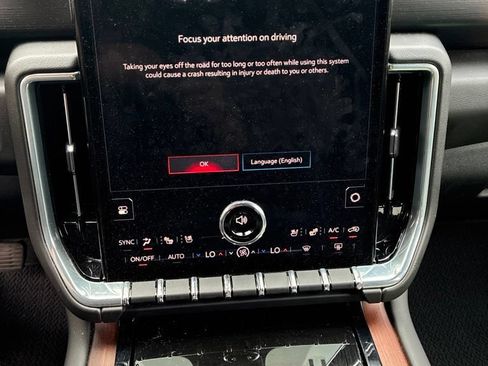 Used 2025 GMC Yukon Denali AWD/4WD image 12