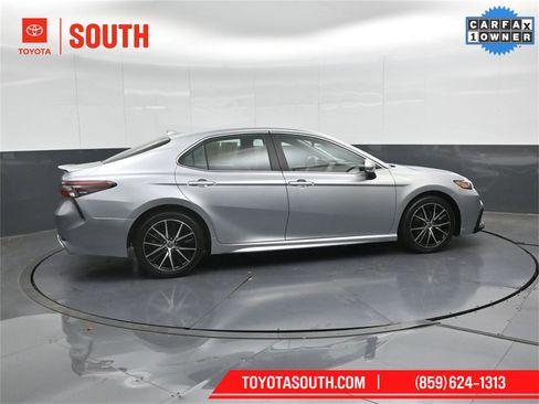 Used 2024 Toyota Camry SE image 4