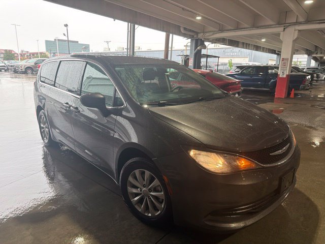 Used 2017 Chrysler Pacifica Touring w/ Tire & Wheel Group FWD image 3
