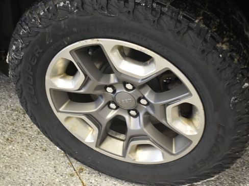 Used 2019 Jeep Cherokee Trailhawk w/ Cold Weather Group image 20