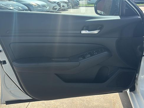 Used 2025 Nissan Altima 2.5 SV FWD image 10
