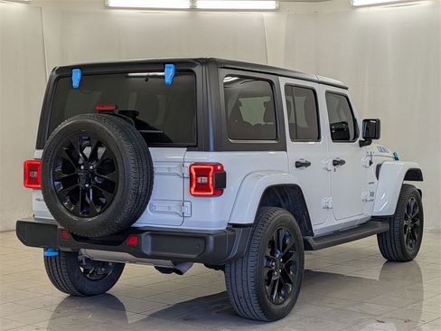 Used 2022 Jeep Wrangler Unlimited Sahara w/ Cold Weather Group image 9