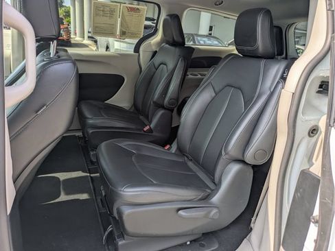 Used 2024 Chrysler Pacifica Limited FWD image 15