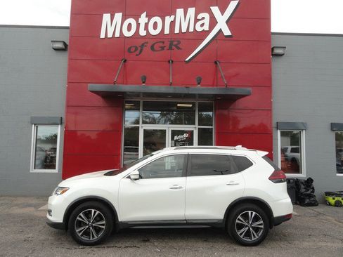 Used 2018 Nissan Rogue SL w/ Premium Package image 5