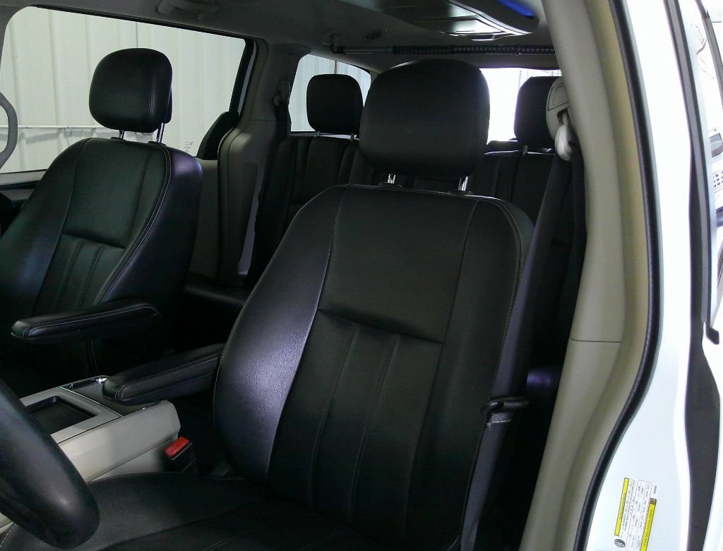 Used 2014 Chrysler Town & Country Touring FWD image 15