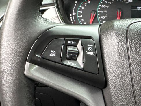 Used 2022 Chevrolet Trax LT w/ LT Convenience Package image 22