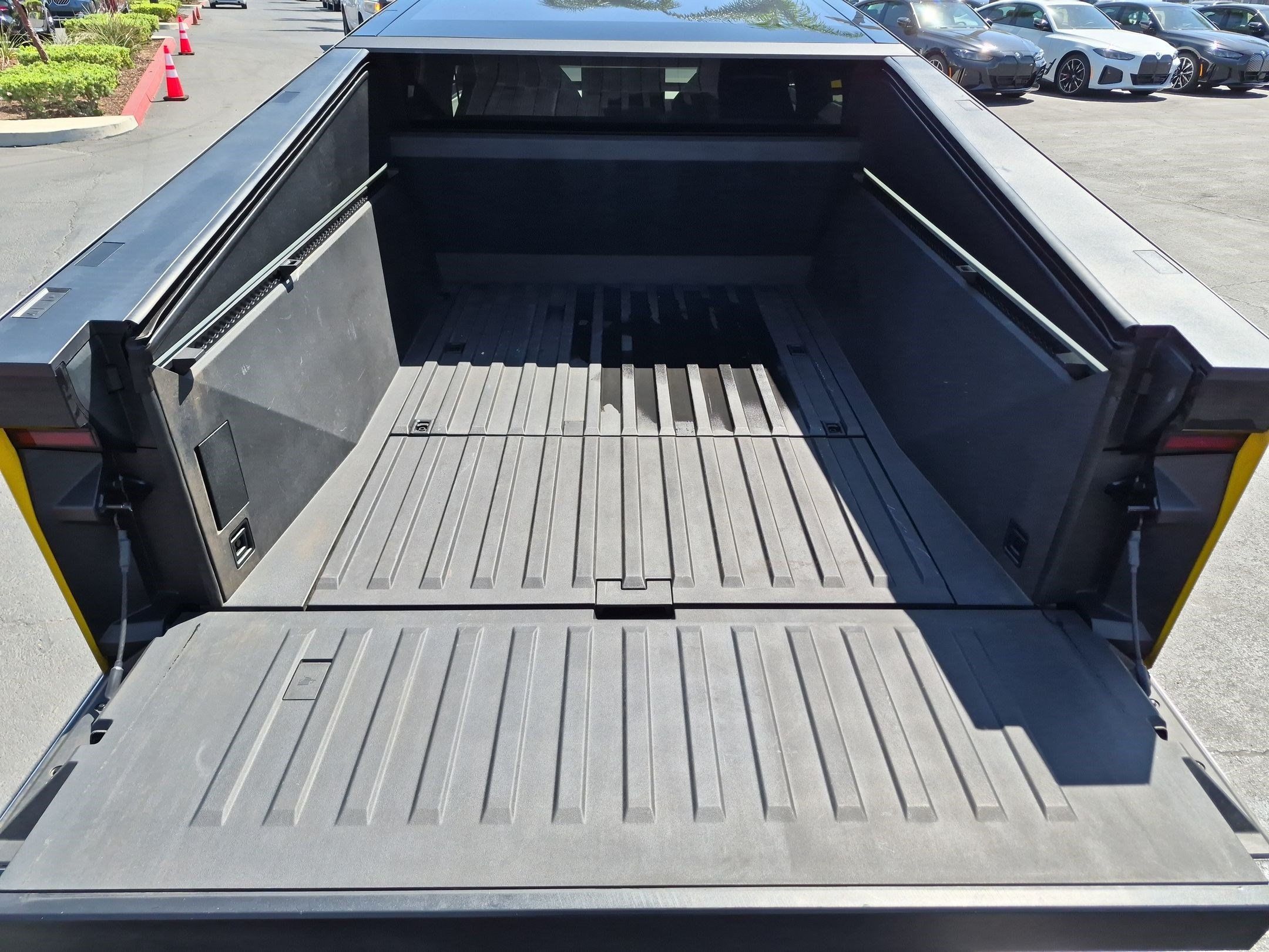 Used 2024 Tesla Cybertruck AWD Crew Cab image 32