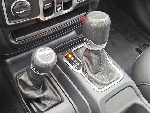 Used 2023 Jeep Gladiator Sport AWD/4WD image 19