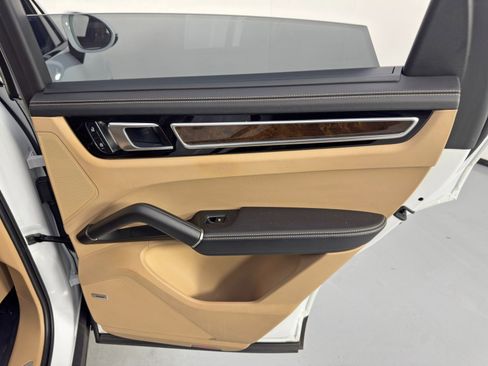 Used 2022 Porsche Cayenne S Platinum w/ Premium Package Plus image 46