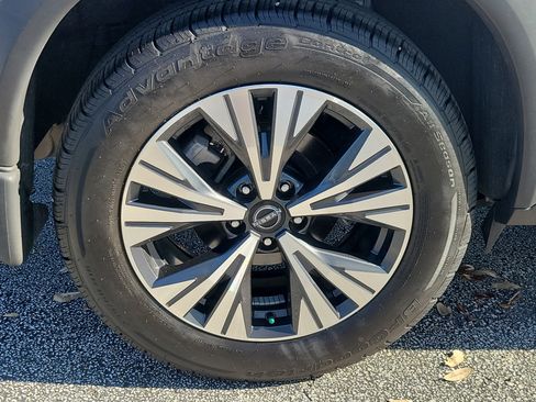 Used 2023 Nissan Rogue SV w/ SV Premium B Package image 5