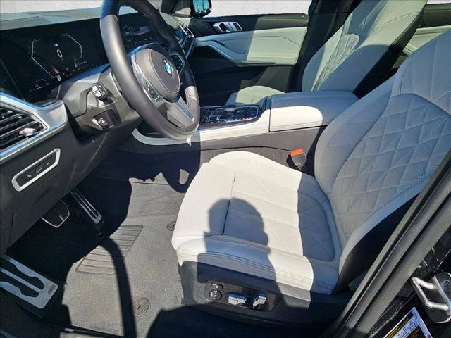 Used 2024 BMW X7 xDrive40i w/ M Sport Package AWD/4WD image 17