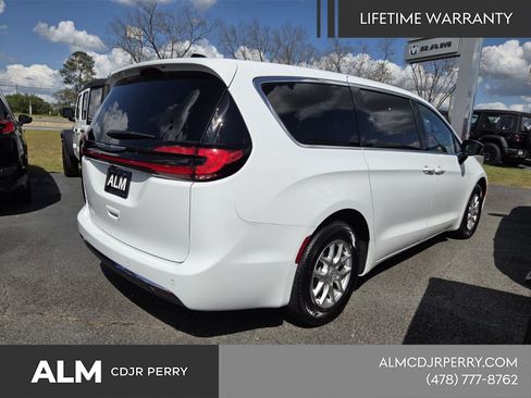 New 2026 Chrysler Pacifica Select image 17