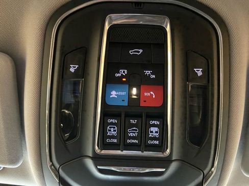 Used 2022 Jeep Grand Cherokee L Limited w/ Luxury Tech Group II image 23