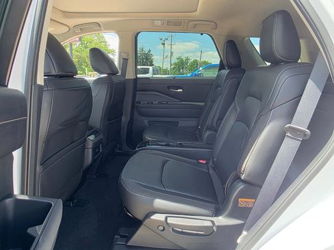 Used 2025 Nissan Pathfinder SL w/ SL Premium Package AWD/4WD image 13