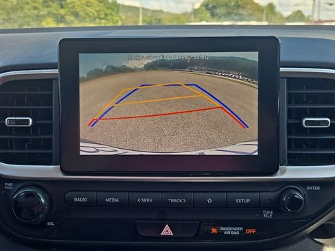 Used 2022 Hyundai Venue SEL FWD image 6