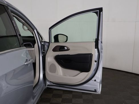 Used 2023 Chrysler Voyager LX FWD image 17
