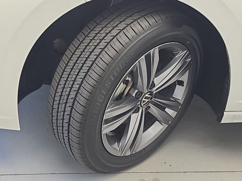 Certified 2023 Volkswagen Jetta SE FWD image 32
