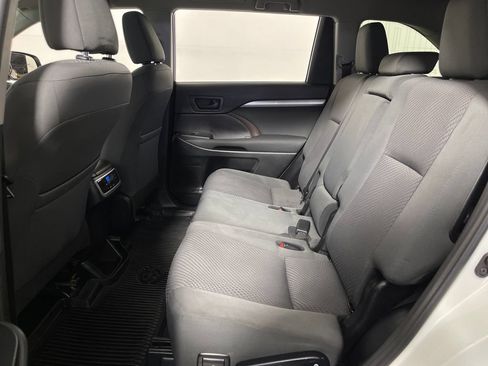 Used 2019 Toyota Highlander LE FWD image 13