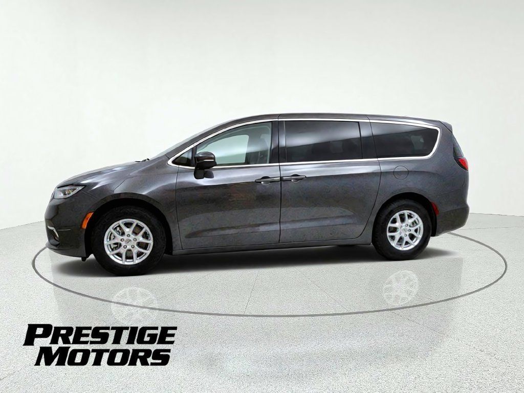 Used 2023 Chrysler Pacifica Touring-L FWD image 4